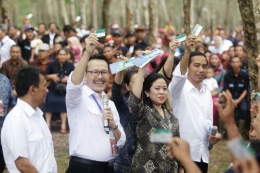 Presiden Jokowi , Mentri Puan Maharani membagikan KIS kepada buruh kebun di Deli Serdang, Sumatra Utara ( sumber : www.bpjs-kesehatan.go.id)
