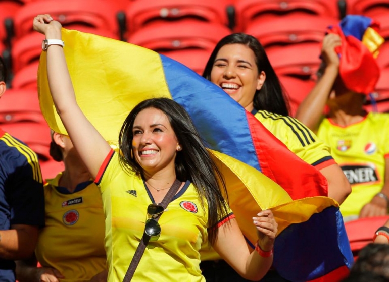 (Fans Wanita Kolombia saat mendukung tim kesayangan kontra USA)