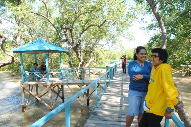 Emmy dan Andi, pengunjung Eko-wisata Oesepa (foto: Kamaruddin Azis)