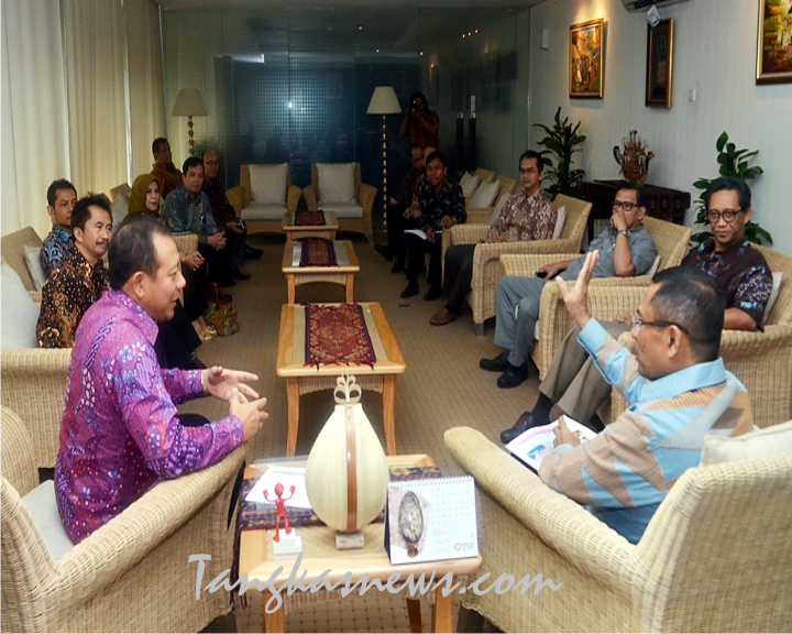 Menteri Perindustrian Saleh Husin (kanan) saat menerima Kunjungan Presiden IOI Made Dana Tangkas (kiri) di Gedung Kemenperin Jakarta