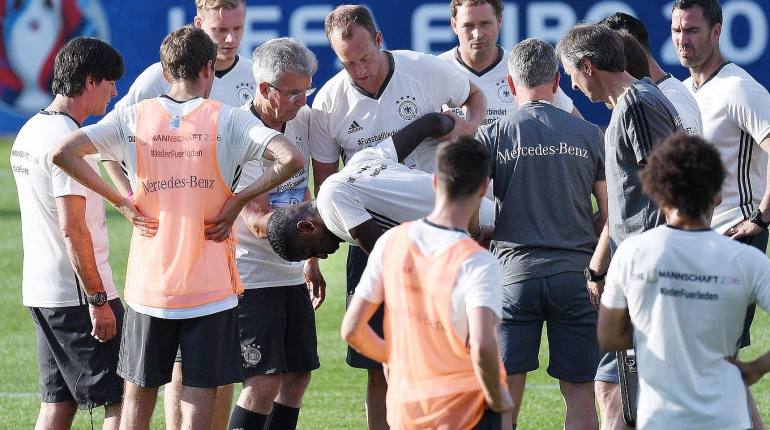 Antonio Rüdiger cedera pada sesi latihan perdana di Evian, Perancis (foto: dfb.de)