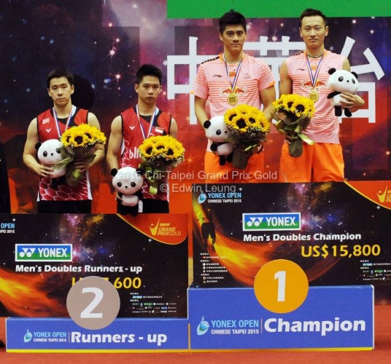 Gideon/Kevin dan Fu/Zhang di podium Chinese Taipei Open Grand Prix Gold 2015 (gambar oleh Edwin Leung)