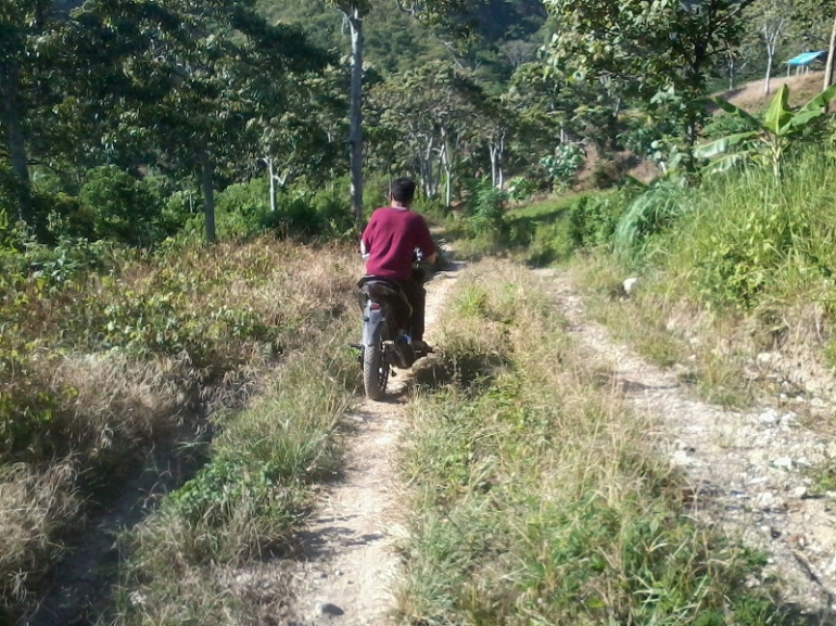 Salah satu Petani pergi ke Kebun (Dokpri)