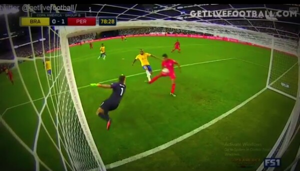 Gol 'Tangan Malaikat' Ruidiaz ke jala Brasil yang dikawal Allison (Foto: screenshot Youtube/Copa America Centenario 2016)