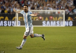 Messi usai mencetak gol ke gawang Panama/gambar dari Dailymail.co.uk