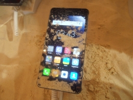 debu/ pasir halus tidak akan mudah masuk ke dalam handphone