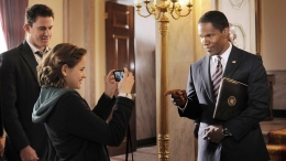 Adegan ketika Emily Cale (diperankan Joey King) tengah menjadi VLOGGER dengan mem-videokan wawancaranya dengan Presiden Amerika Serikat, James Sawyer (diperankan aktor Jamie Foxx) dalam film White House Down. (Foto: fatmovieguy.com)