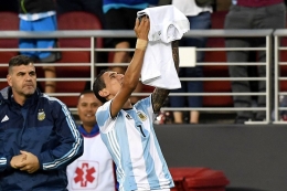 Aksi mengharukan Angel Di Maria di Copa America Centenario/Mirror.co.uk