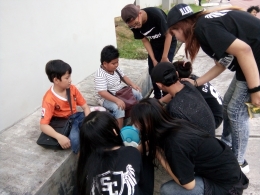 Azril (sebelah kiri) Zainil (sebelah kanan) sedang menjual dagangannya kepada pembelinya (Foto Dokumen Pribadi)