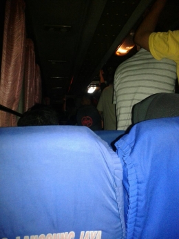 Doc Pribadi. Bus LJ yang memaksakan penumpang untuk naik padahal kondisi bus sudah penuh