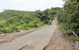 Kondisi jalan poros Samarinda-Bontang (sumber: klikbontang.com)