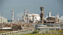 Tampak salah satu sisi kilang gas milik Badak LNG (sumber: www.asiabusinessinfo.com)