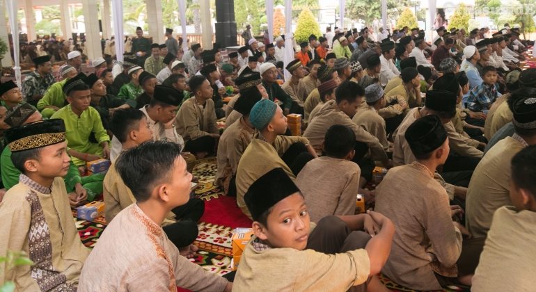 Jamaah dari pesantren dan masyarakat umum