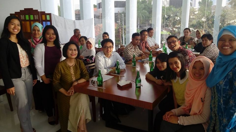 Deskripsi : Ibu Nanny dan hasil didikan Sampoerna School System yang berkuliah di Amerika I Sumber Foto : Wawa