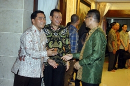 Menteri Perindustrian Saleh Husin (Paling kiri) bersama Presiden IOI Made Dana Tangkas (tengah) dan Kepala BPPI Kemenperin Haris Munandar (kanan) dan tampak Menteri Perdagangan Thomas Lembong (belakang) saat Buka Puasa Bersama di Kediaman Menperin pada Selasa (14/6) , di Jakarta