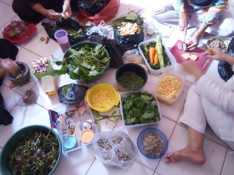 Bermacam sayuran yang dimasukkan ke dalam bubur pedas. Semua dicincang halus terlebih dahulu. (foto: doc pribadi)