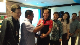 Presiden Direktur BCA Jahja Setiaatmadja menyerahkan kenang-kenangan kepada narasumber di acara Kafe BCA di Menara BCA, Jakarta, Rabu (1/6). Foto: Dok pri.