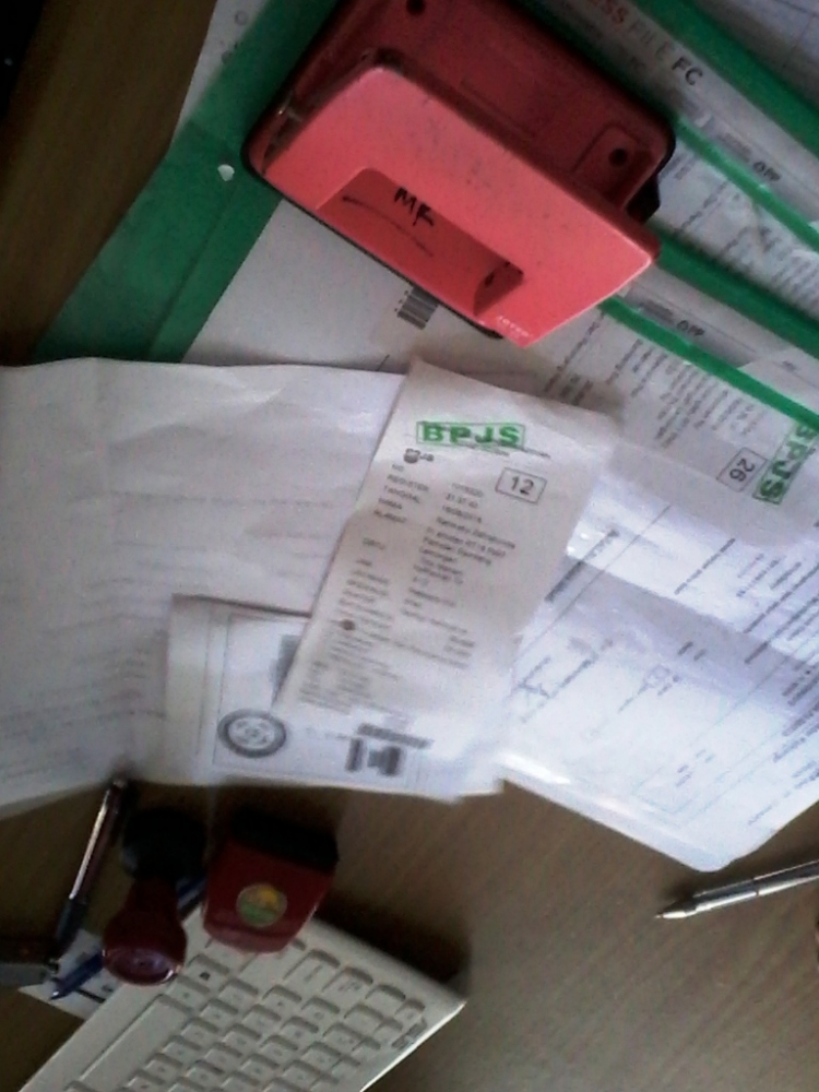 Tumpukan berkas BPJS Kesehatan di bagian pendaftaran sebuah rumah sakit di Lamongan. (Foto: koleksi pribadi)