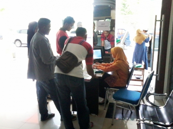 Kerumunan pendaftar untuk berobat di sebuah rumah sakit di Lamongan. Setiap harinya, hampir sebagian besar dari mereka adalah pengguna BPJS Kesehatan. Foto ini saya ambil pada hari Kamis (16/6)