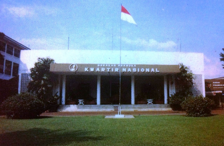 Tampak depan gedung lama Kwartir Nasional (Kwarnas) Gerakan Pramuka, sebelum dibangun gedung baru sekarang. (Foto: Koleksi R. Andi Widjanarko, ISJ)