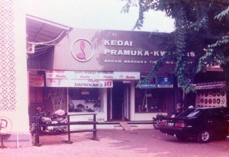 Kedai Pramuka Kwarnas yang terletak di samping gedung lama. Sekarang kedainya terletak di bawah auditorium Kwarnas yang baru saja terbakar. (Foto: koleksi R. Andi Widjanarko, ISJ)