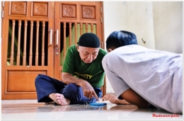 27/05 Pengurus dan masyarakat sekitar Masjid Agung Jawa Tengah mengaji menggunakan aplikasi android menjadi bukti bahwa orang kampung tidak gaptek