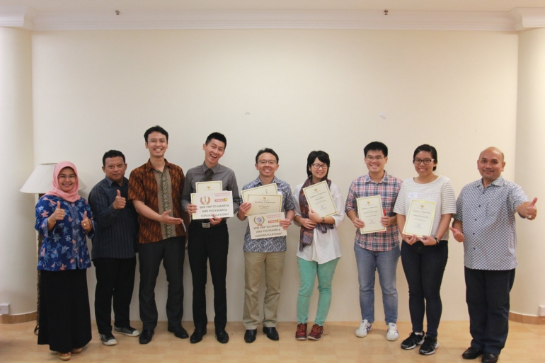 Foto bersama pemenang dan juri beserta Atdikbud KBRI Singapura.