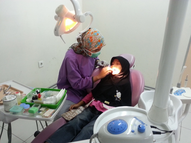 Anak Kedua Sedang Asyik Memeriksa Giginya (Foto Kang Alee)