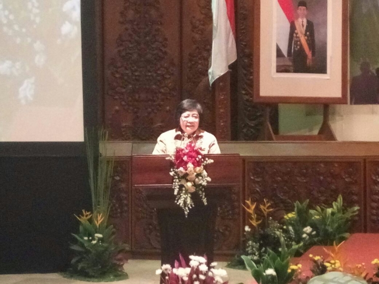 Menteri Lingkungan Hidup dan Kehutanan Dr. Ir. Siti Nurbaya Bakar, M.Sc berpidato dalam pembukaan diskusi tentang perubahan iklim di Auditorium Sudjarwo Gedung Manggala Wanabhakti 13/6 (Foto: Doc. Pribadi Rey Janecekova)