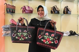 Ibu Ermawati, Pengusaha dan Pengrajin Kerajinan Bordir Aceh - Foto Hijrah Saputra
