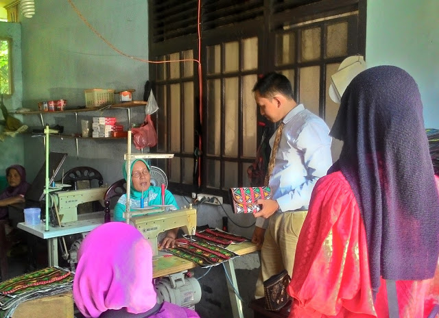 Ibu Irawati, berpengalaman sebagai pengrajin selama puluhan tahun - Foto Azhar Ilyas