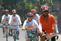 Wisatawan asing mengikuti kegiatan bersepeda di Sanur Village Festival.