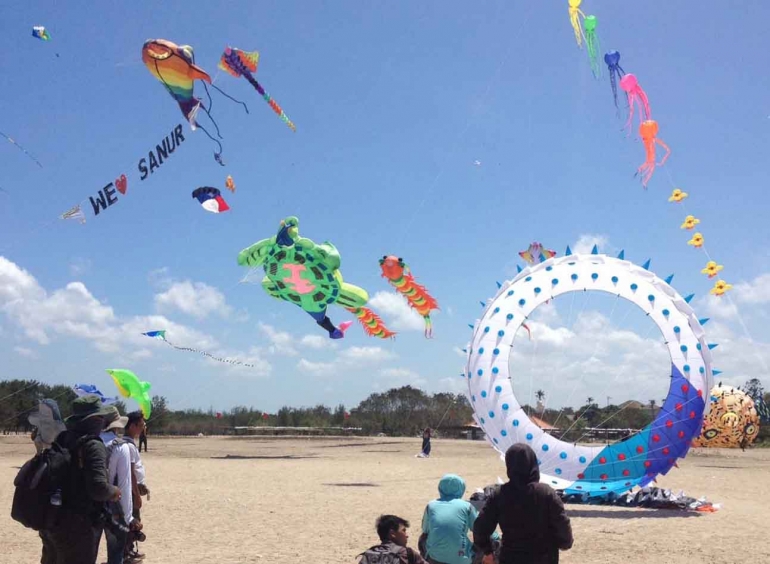 Sanur International Kite Festival, salah satu acara dalam Sanur Village Festival yang sangat ditunggu wisatawan.