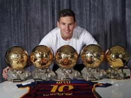 Messi dengan kelima tropi pemain terbaik dunia. Sumber:www.bola.net