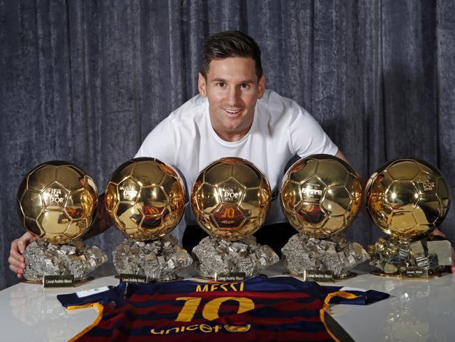 Messi dengan kelima tropi pemain terbaik dunia. Sumber:www.bola.net