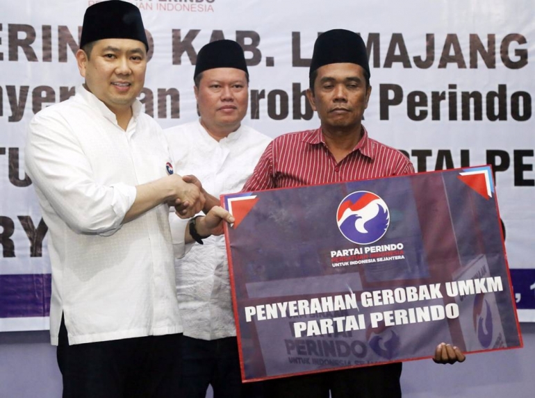 Penyerahan bantuan gerobak UMKM Partai Perindo, Source: Langkah-HT.com