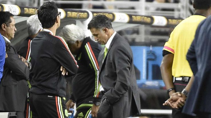 Pelatih Meksiko Juan Carlos Osorio begitu terpukul dengan situasi timnya yang diluluhlantahkan Chile/espnfc.com