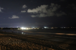 Pantai Kuta di malam hari.