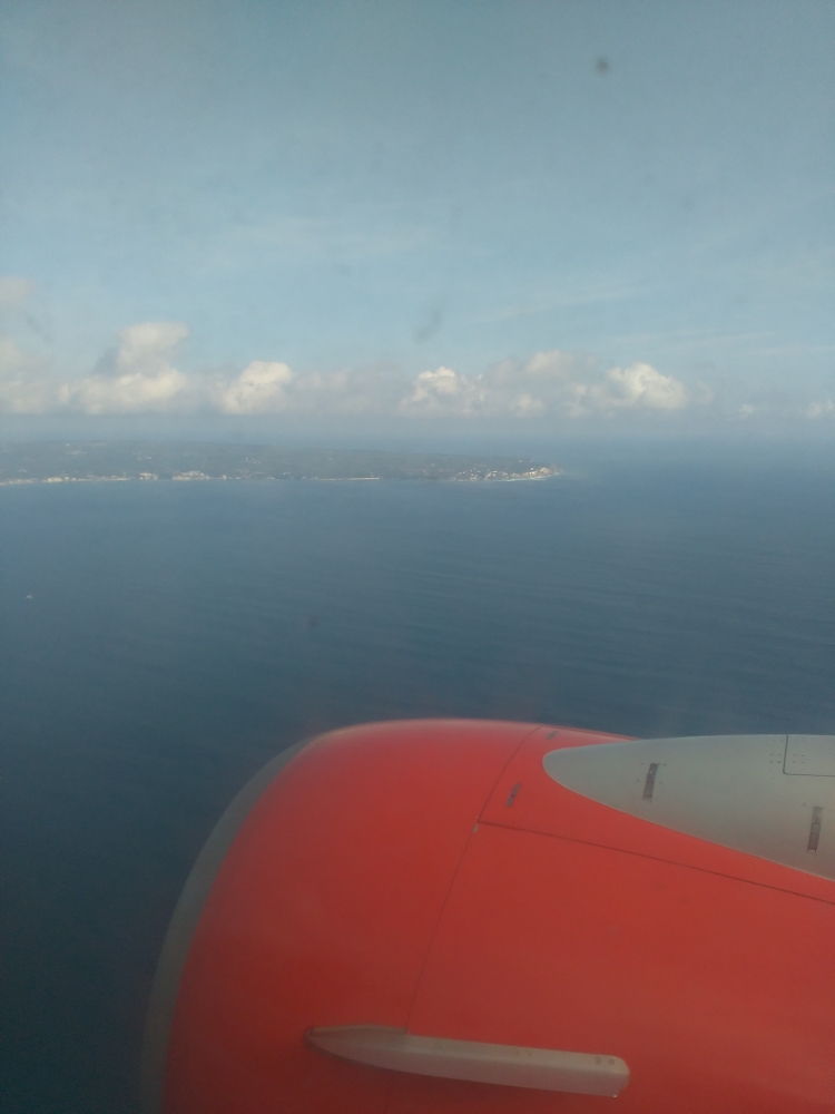 Pemandangan laut dari pesawat.