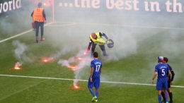 Pertandingan harus diberhentikan 5 menit untuk membersihkan kembang api yg dilemparkan suporter Kroasia (sumber. reuters)
