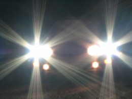 Bagaimanapu, penggunaan lampu Dim dengan jarak dekat dapat membahayakan pengguna jalan lainnya, baik yang searah, maupun berlawanan arah | sumber www.rajapremi.com