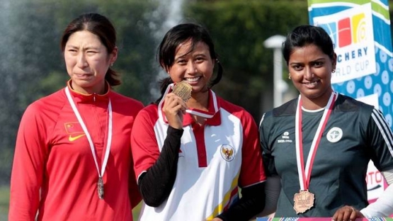 IKA ROCHMAWATI (tengah) di Podium Juara Piala Dunia 2014 Wroclaw/ worldarchery.org
