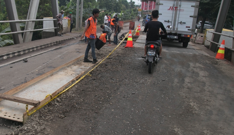 Sistem buka tutup alias satu jalur masih diberlakukan di Jembatan Kebur