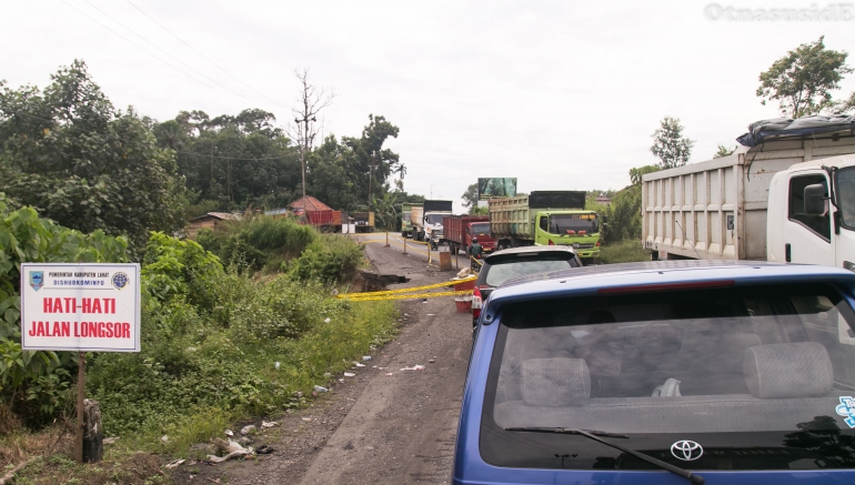 Jalan longsor hingga separuh badan jalan di Desa Sirah Pulau Kecamatan Merapi Barat