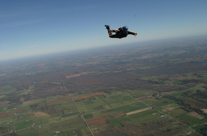 Sebuah atraksi parachute freefall, atau skydiving (sumber:parachuteschool.com)