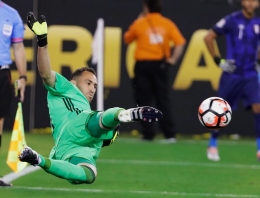 Aksi David Ospina inilah yang menggagalkan upaya Traujo/the Guardian 