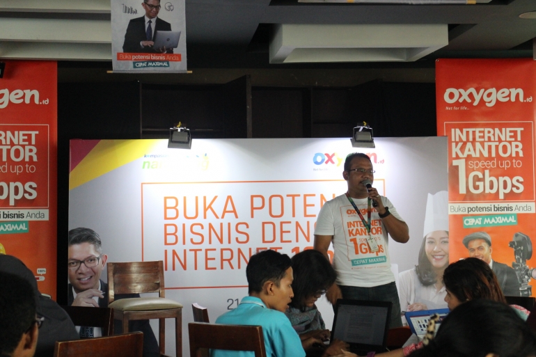 Manager Small Medium Enterprise (SME) PT Mora Telematika Indonesia selaku pemegang merek Oxygen, Yan Arly menjelaskan tentang manfaat internet untuk bisnis di Cheese Cake, Jakarta, Senin (21/6). Foto: Dok pri.