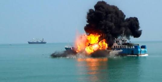 Peledakkan kapal asing. | Foto: Ayat S Karokaro (mongabay.co.id)