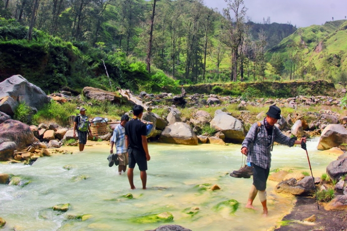 Memaksa melepas sepatu untuk menyebrangi Kokoq Putih (dok.pri).