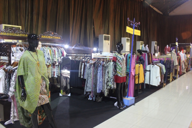 Banyak pilihan batik dan baju muslim. (Ganendra)